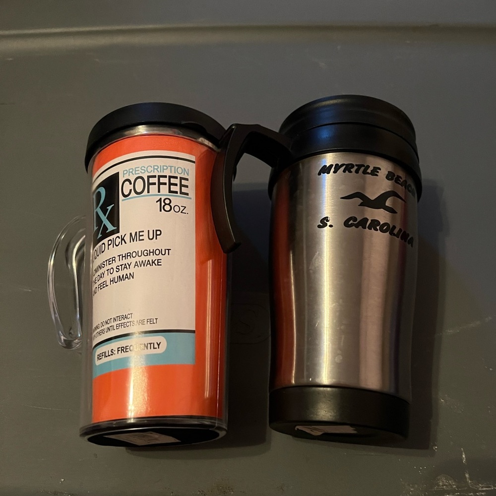 2 coffee mugs